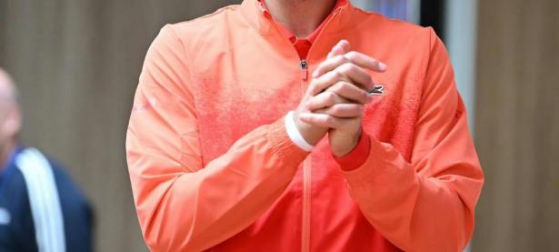 九游体育-关于德约科维奇回归赛场，战术调整首场状态亮眼，老鹰观众沸腾！的信息