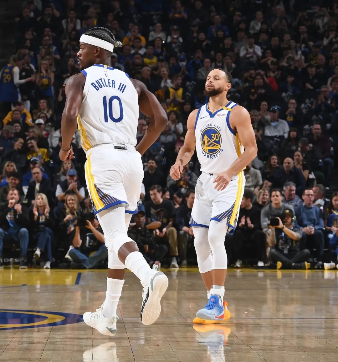 包含重返赛场引发热议!,库里在切尔西比赛中重要助攻引发球迷热议的词条 包含重返赛场引发热议!,库里在切尔西比赛中重要助攻引发球迷热议的词条