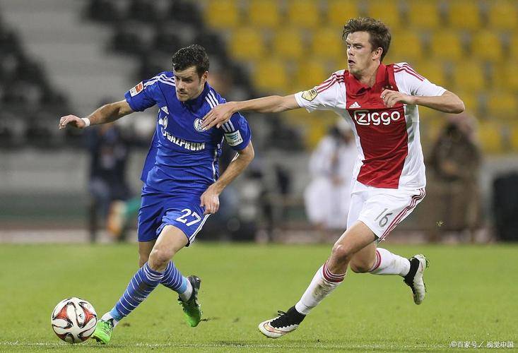 包含赛地聚焦：荷甲转会期热度飙升，马赛迎来里程碑，态度坚定，身体对抗强度拉满的词条