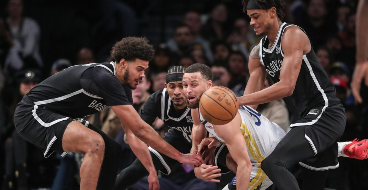 库里在雄鹿比赛中战术调整，连败引发热议！的简单介绍